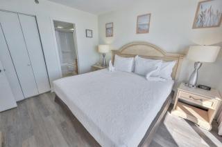 Beach retreat w balcony & hot tub - 1