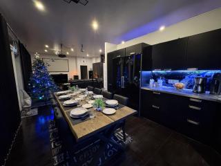 Moderni perhehuvila ulkoporealtaalla - 4