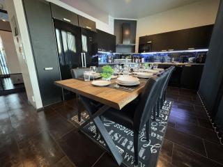 Moderni perhehuvila ulkoporealtaalla - 6