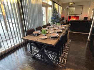 Moderni perhehuvila ulkoporealtaalla - 7