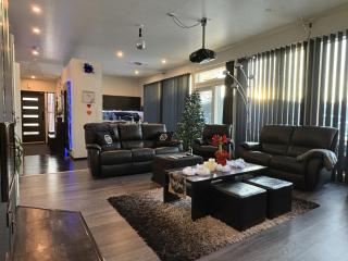 Moderni perhehuvila ulkoporealtaalla - 1