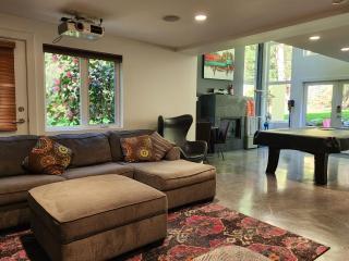 2BD Guest Suite Sleeps 6 Near Downtown & Beach - 2