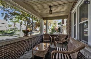 Spacious 6-bedroom house in charming Niagara Falls with AC - 2