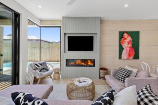 Barwon Heads Pool Retreat Brand New with Heated Pool 5 bedroom 3bath Lift Sleeps 10 Aircon Heating Fireplace Garage - 4