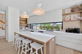 Barwon Heads Pool Retreat Brand New with Heated Pool 5 bedroom 3bath Lift Sleeps 10 Aircon Heating Fireplace Garage - 2