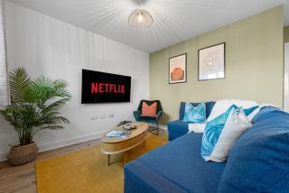 Brand NEW Stylish & Chic House - 2 Parking Spaces - Garden - Fast Wi-Fi - Close to M5 - 6