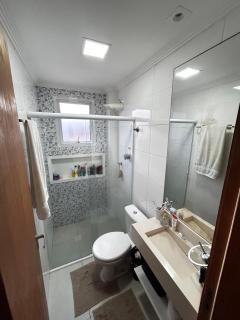 Apto moderno em Praia Grande, 500M da Praia, C ar condicionado em tds ambientes, garagem e sacada privativa - 1