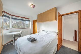 5-Bed House - Sleeps 10 - Garden - Parking - 5