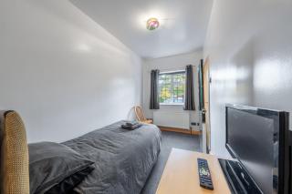 5-Bed House - Sleeps 10 - Garden - Parking - 3