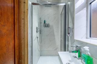 5-Bed House - Sleeps 10 - Garden - Parking - 2