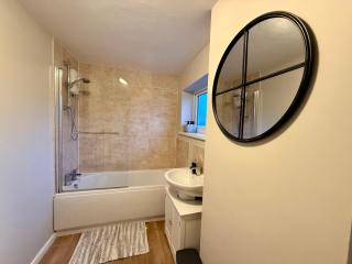 4 Bedrooms 2 baths Sleeps up to 9 Perfect For Contractors Leisure Stays Relocators King or Twin Bed Options - 2