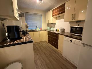 4 Bedrooms 2 baths Sleeps up to 9 Perfect For Contractors Leisure Stays Relocators King or Twin Bed Options - 3