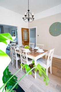 Elegant Victorian House & Garden - 0