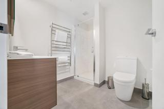 Toru Top Floor Apartment - Brand New & Convenient - 4