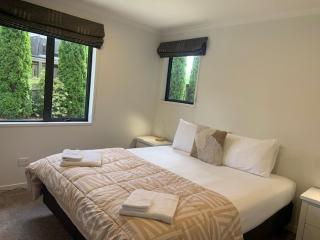 Central Wanaka 2-Bed, 2-Bath Retreat, Minutes walk to Lake - 1