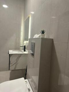 Modern Private Suite Queen Bed Ensuite Bathroom - 9