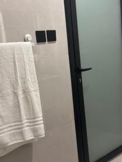 Modern Private Suite Queen Bed Ensuite Bathroom - 8