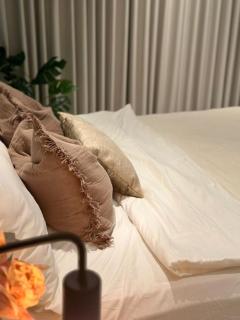 Modern Private Suite Queen Bed Ensuite Bathroom - 7