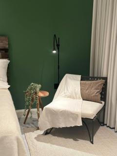 Modern Private Suite Queen Bed Ensuite Bathroom - 4