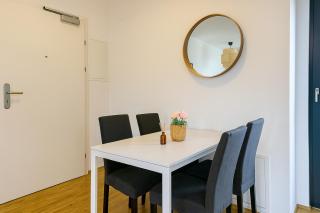 Stylish Apartment with Balcony and Parking - Near Metro - Wenen - 2