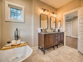 Pet Friendly Stunning Mountaintop Home Nestled In The Blue Ridge Mountains - 6