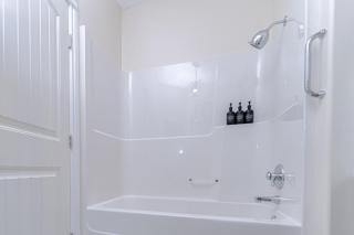 Northern Solace, 2 beds, 2 baths, 5 min to airport - 2