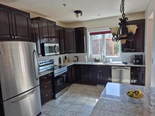 Northern Solace, 2 beds, 2 baths, 5 min to airport - 7