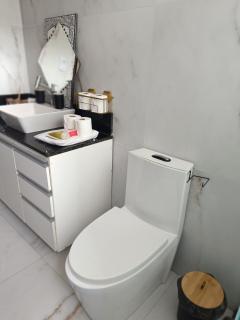 Barra - Frente Shop Barra - 95 m2, 2 quartos, 4 camas, sala, toalete, cozinha e varanda - 1