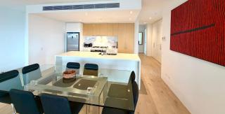 Prima Tower - Sub-Penthouse Apartment next to Casino and MCEC with Incredible Views - 3