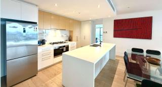 Prima Tower - Sub-Penthouse Apartment next to Casino and MCEC with Incredible Views - 2