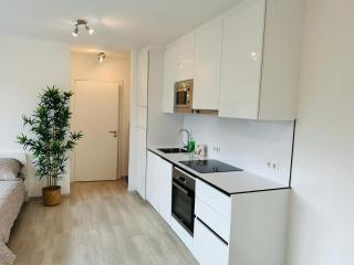 Modern Apartment with Balcony - Free Parking - 7