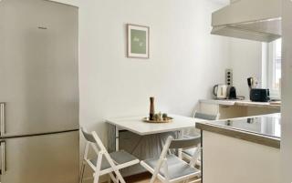 Rooftop Central Apartment with Balcony & Parking - 1