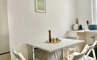 Rooftop Central Apartment with Balcony & Parking - 1