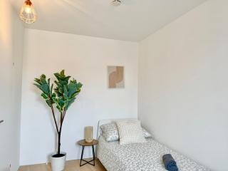 Modern 4-Room Family Apartment with Free Parking - 9