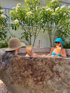 'Blue Vibe' Charming 1-bedroom apartment with exotic Bali Natural Bathtub - 0