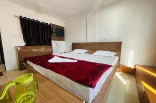 OYO The 3 Star Hotel - 9