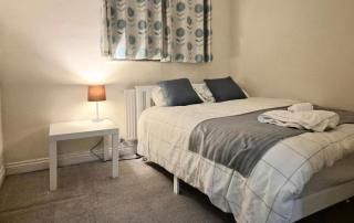 Crescent House - 3 Bedrooms, 2 bathrooms, large lounge, sunny conservatory, full kitchen, parking for 2 cars - 4