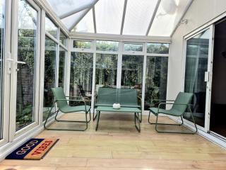 Crescent House - 3 Bedrooms, 2 bathrooms, large lounge, sunny conservatory, full kitchen, parking for 2 cars - 7