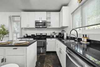 Central East Austin Luxury Hot Tub & Game Room - 8