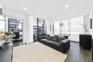 Bright Modern 2BR Home Steps from Mascot Station - 0