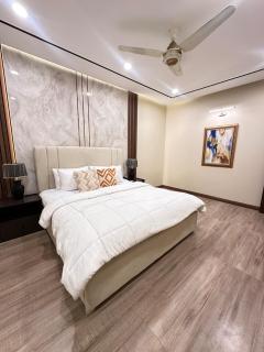 Griffin 2BHK Rooftop Pool Direct Mall Access - 7