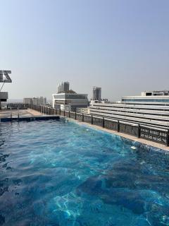 Griffin 2BHK Rooftop Pool Direct Mall Access - 3