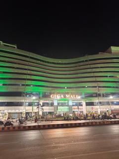 Griffin 2BHK Rooftop Pool Direct Mall Access - 2