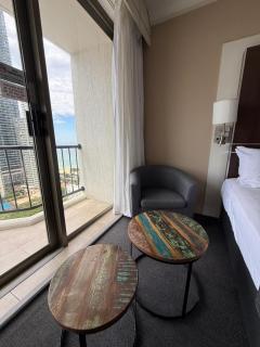 Ocean-view hotel room on Level 17 in central Surfers Paradise - Gold Coast - 7