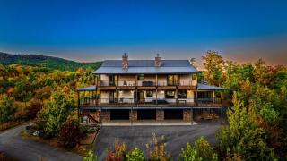 Mountain Melody – Luxe 4-Bedroom Retreat - VIEWS, 2 Hot Tubs, Chefs Kitchen, Game Room - 0