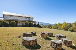 Mountain Melody – Luxe 4-Bedroom Retreat - VIEWS, 2 Hot Tubs, Chefs Kitchen, Game Room - 6