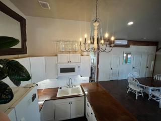 Red Roof Lodge• hot tub• 18 beds• venue• treehouse - 2