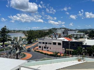 Heart of Yeppoon - Ocean View Apartment - 3