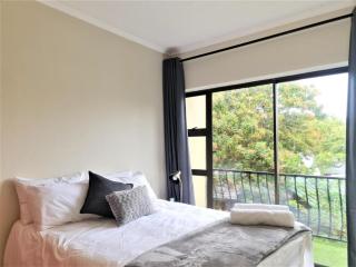 Serenity, Cosy Modern 2-Bed, 300m from the Beach - 5