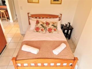 Serenity, Cosy Modern 2-Bed, 300m from the Beach - 3